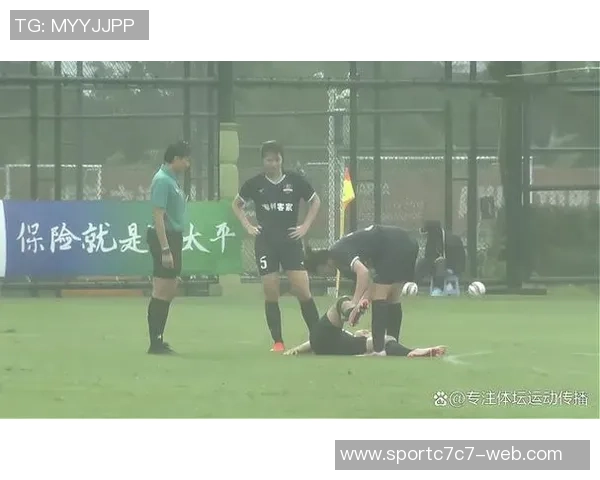 马兰头球攻门险些破门球擦门梁而过令人惋惜